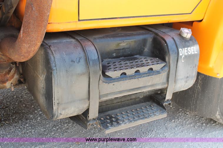 image for item C2560 1993 International 4900 dump truck