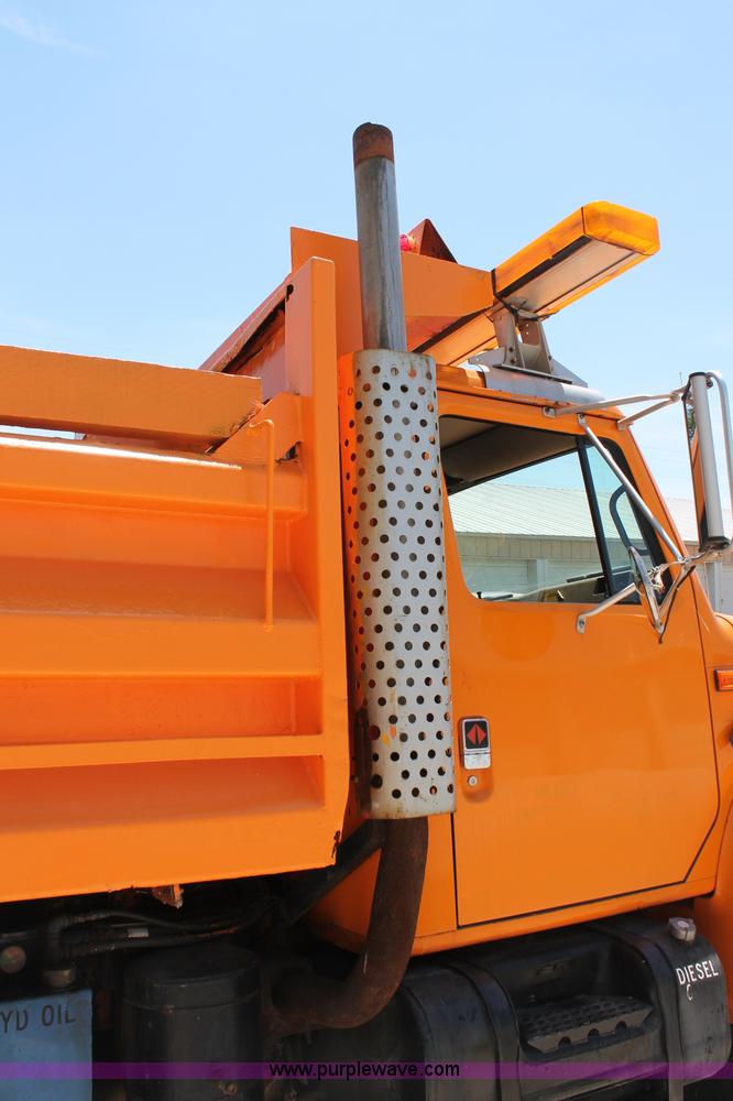 image for item C2560 1993 International 4900 dump truck
