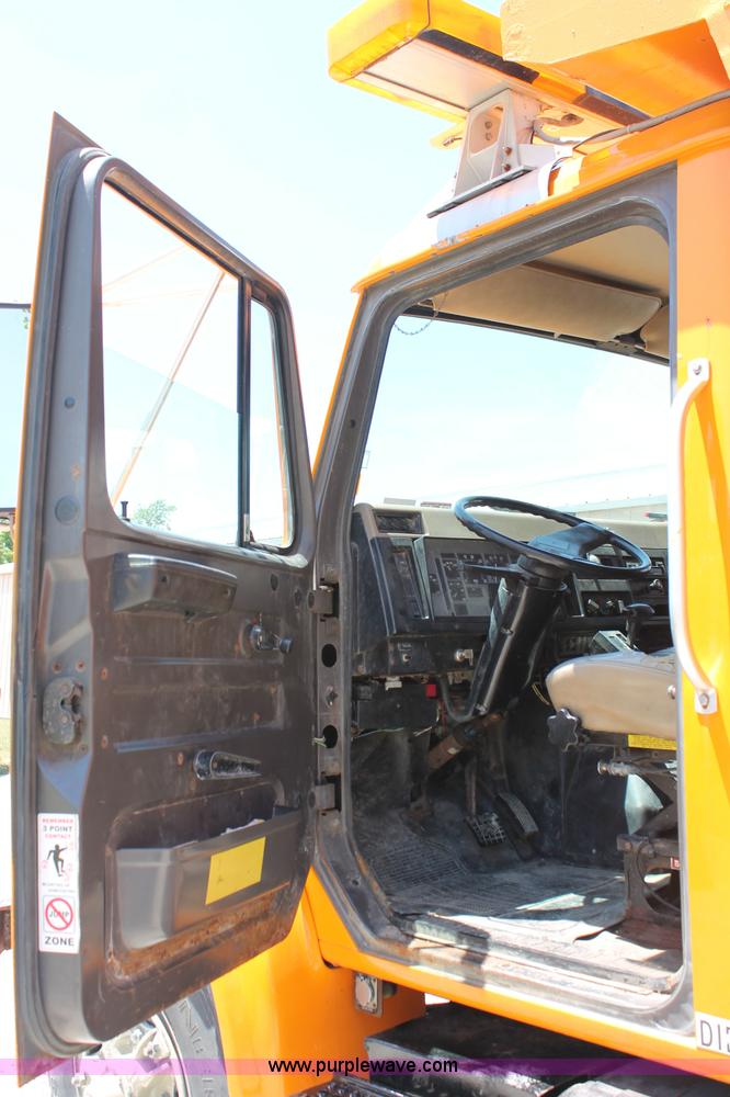 image for item C2560 1993 International 4900 dump truck