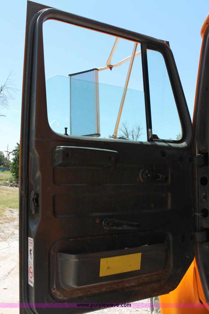 image for item C2560 1993 International 4900 dump truck