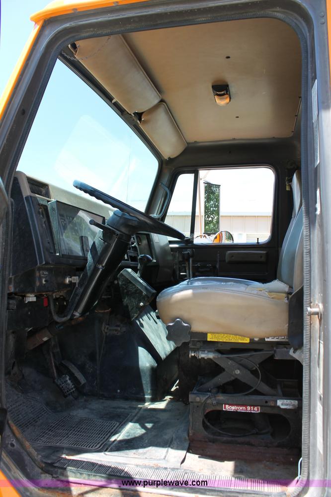 image for item C2560 1993 International 4900 dump truck