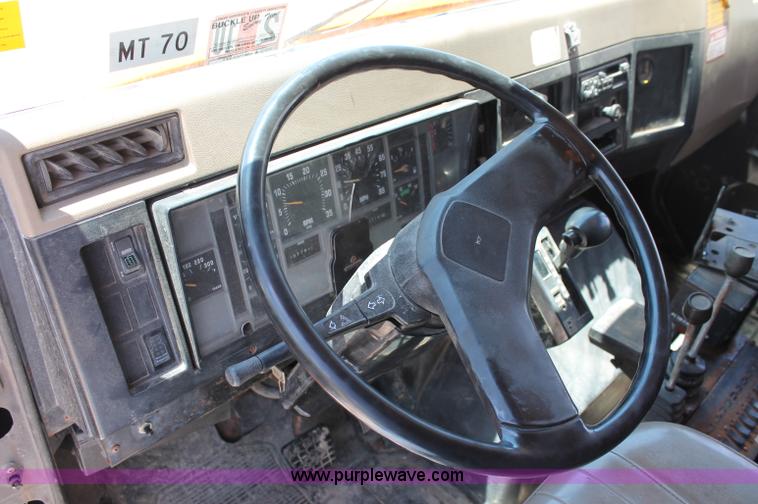 image for item C2560 1993 International 4900 dump truck