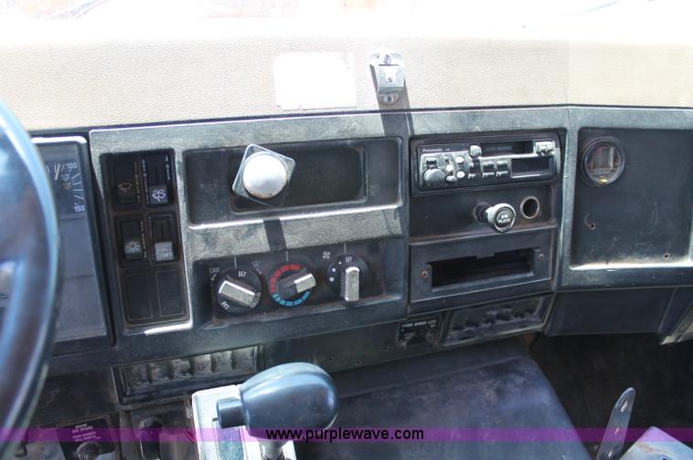 image for item C2560 1993 International 4900 dump truck