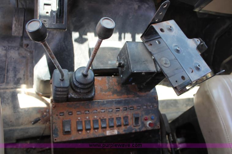 image for item C2560 1993 International 4900 dump truck