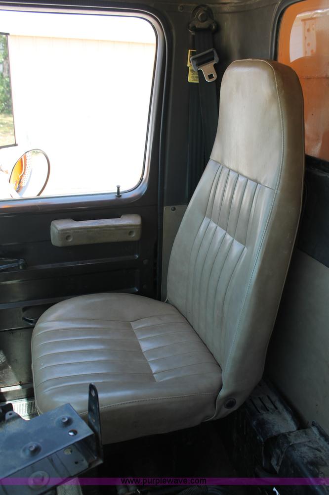 image for item C2560 1993 International 4900 dump truck