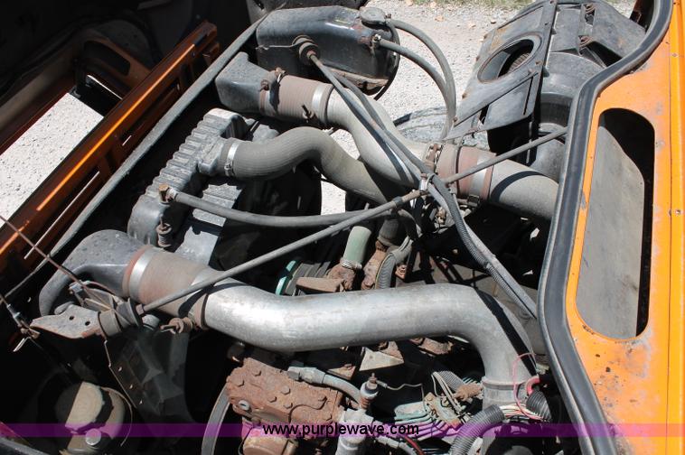 image for item C2560 1993 International 4900 dump truck