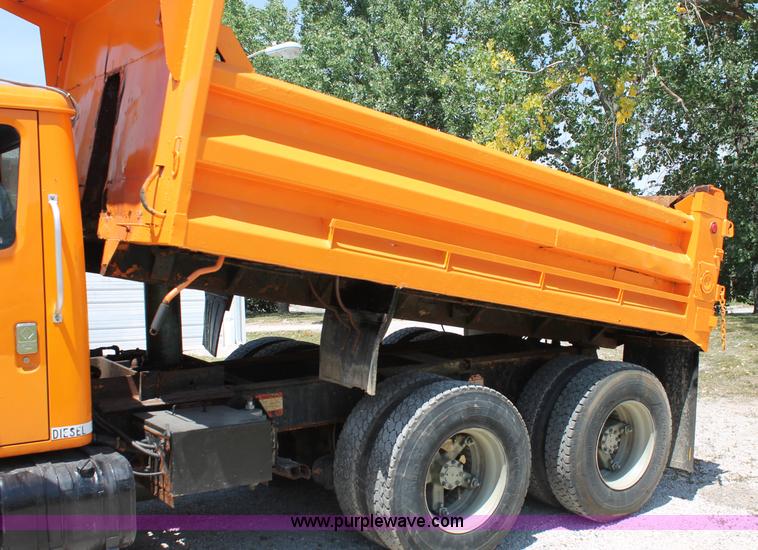 image for item C2560 1993 International 4900 dump truck