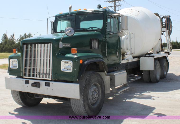 image for item D5096 1998 International Paystar 5000 mixer truck