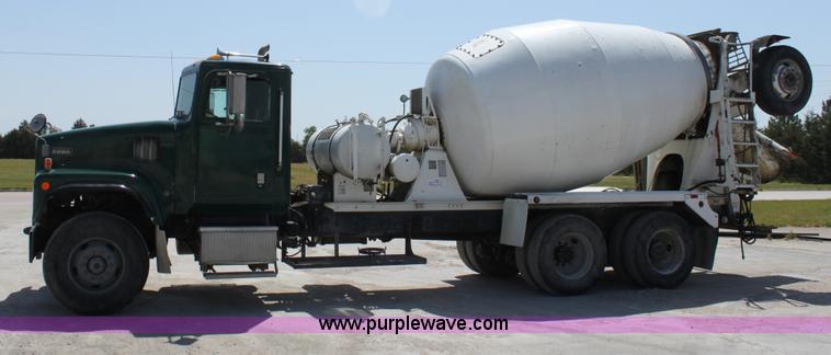 image for item D5096 1998 International Paystar 5000 mixer truck