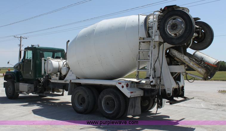 image for item D5096 1998 International Paystar 5000 mixer truck