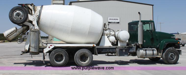 image for item D5096 1998 International Paystar 5000 mixer truck