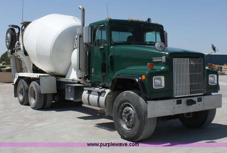 image for item D5096 1998 International Paystar 5000 mixer truck