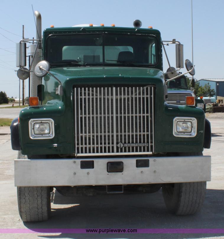 image for item D5096 1998 International Paystar 5000 mixer truck