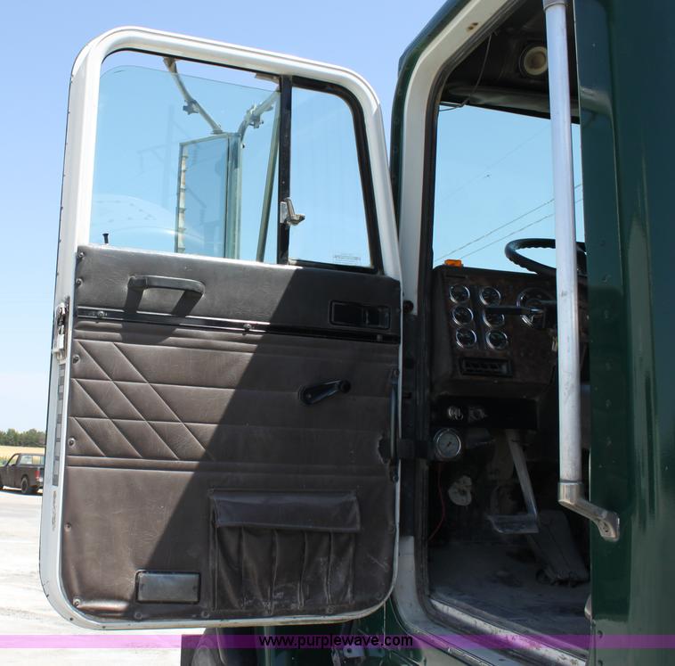 image for item D5096 1998 International Paystar 5000 mixer truck