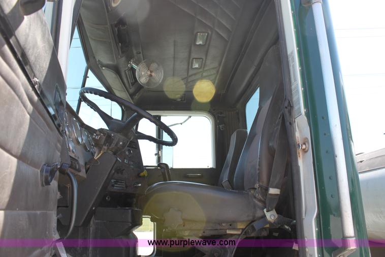 image for item D5096 1998 International Paystar 5000 mixer truck