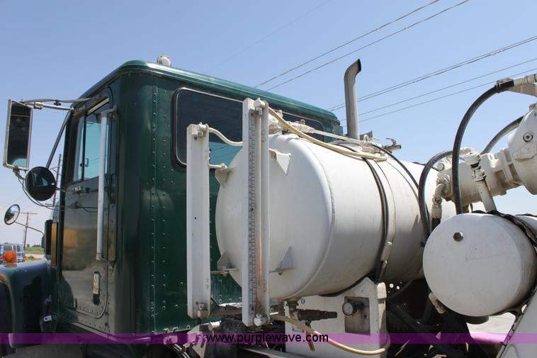 image for item D5096 1998 International Paystar 5000 mixer truck