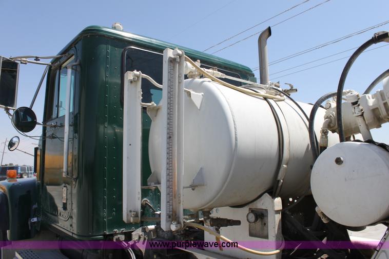 image for item D5096 1998 International Paystar 5000 mixer truck