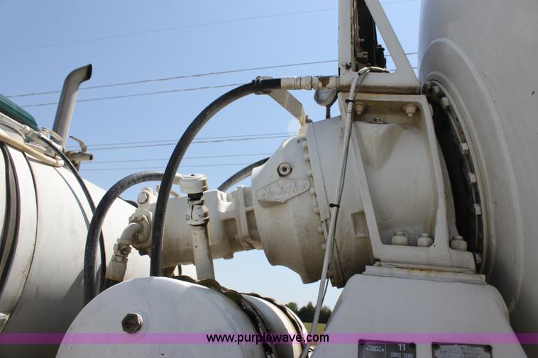 image for item D5096 1998 International Paystar 5000 mixer truck