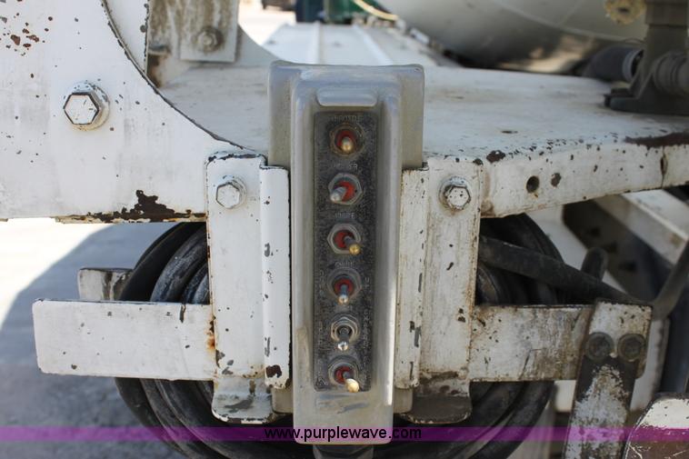 image for item D5096 1998 International Paystar 5000 mixer truck