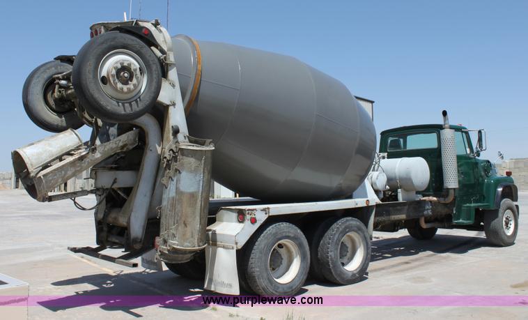image for item D5097 1996 Ford L9000 mixer truck