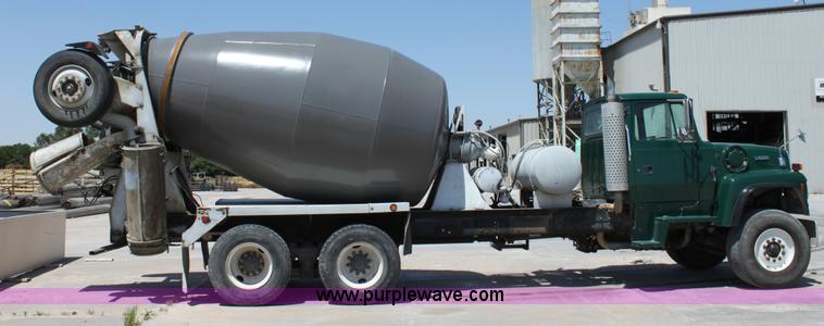 image for item D5097 1996 Ford L9000 mixer truck