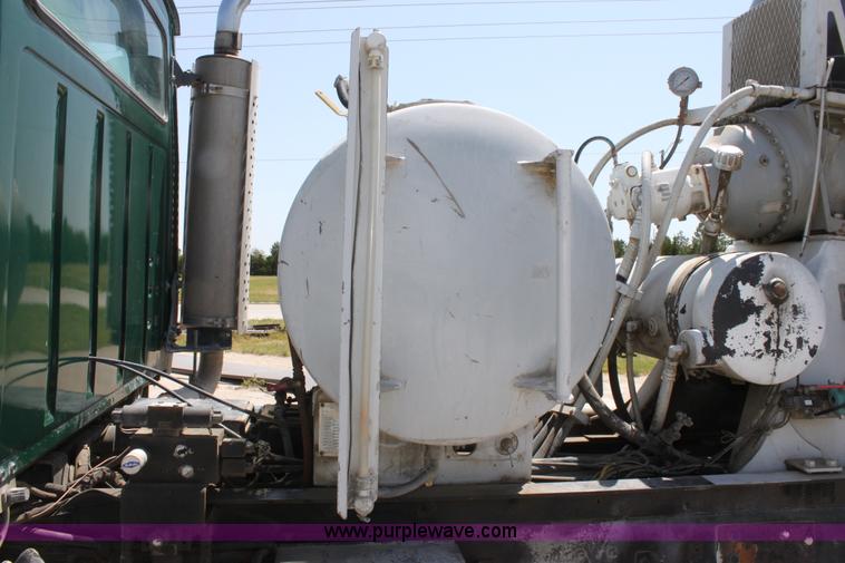 image for item D5097 1996 Ford L9000 mixer truck