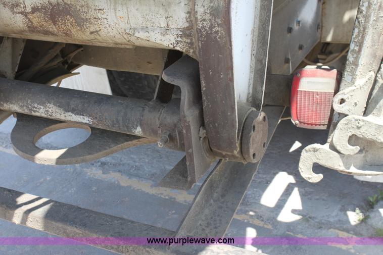 image for item D5097 1996 Ford L9000 mixer truck