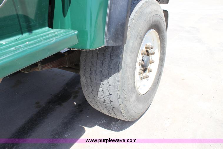 image for item D5097 1996 Ford L9000 mixer truck