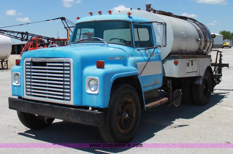 image for item D5112 1973 International 1600 oil distributor truck