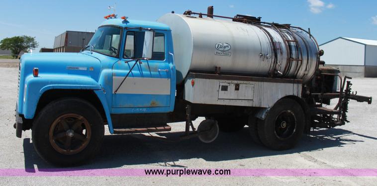 image for item D5112 1973 International 1600 oil distributor truck