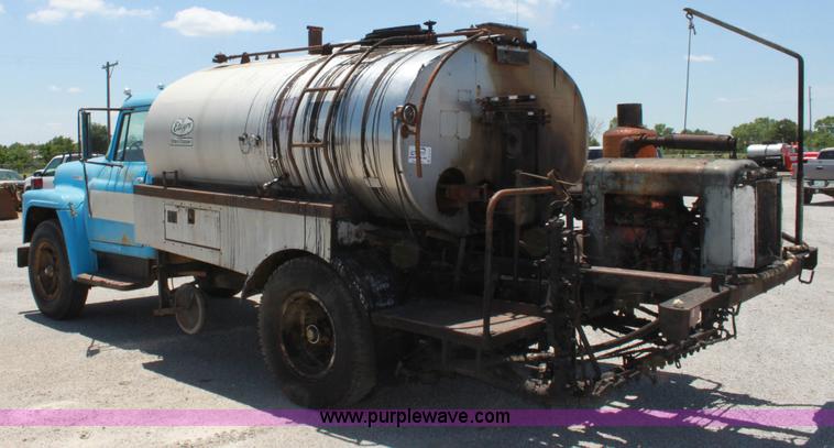 image for item D5112 1973 International 1600 oil distributor truck