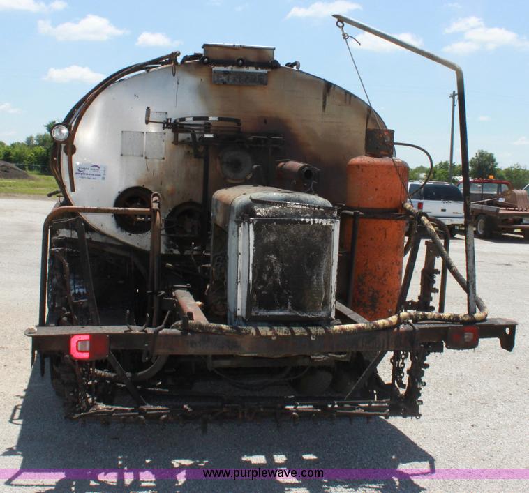 image for item D5112 1973 International 1600 oil distributor truck