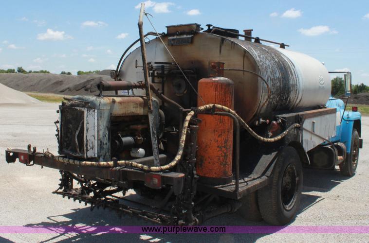 image for item D5112 1973 International 1600 oil distributor truck