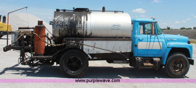 image for item D5112 1973 International 1600 oil distributor truck