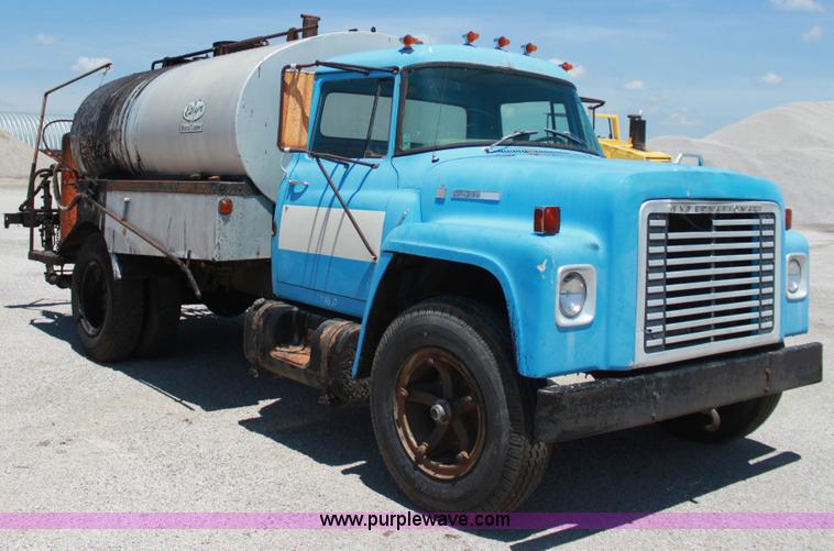 image for item D5112 1973 International 1600 oil distributor truck