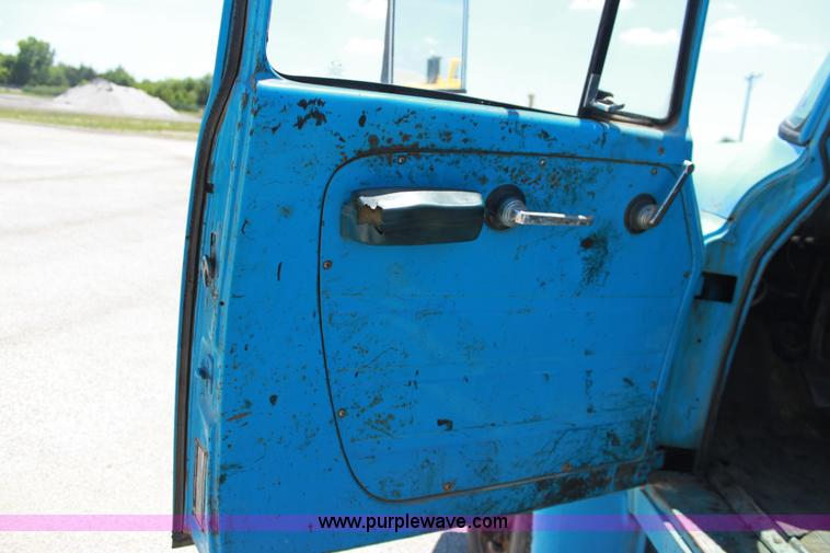 image for item D5112 1973 International 1600 oil distributor truck