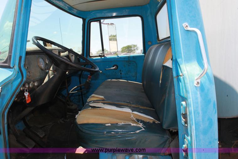 image for item D5112 1973 International 1600 oil distributor truck