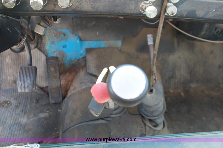 image for item D5112 1973 International 1600 oil distributor truck