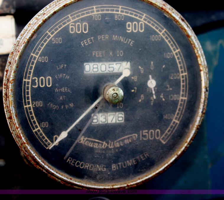 image for item D5112 1973 International 1600 oil distributor truck