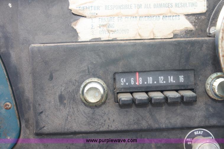 image for item D5112 1973 International 1600 oil distributor truck