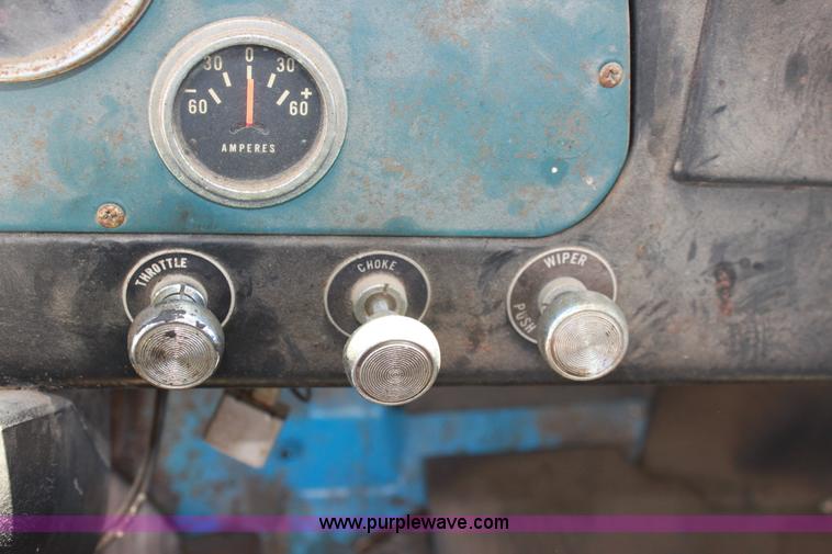 image for item D5112 1973 International 1600 oil distributor truck