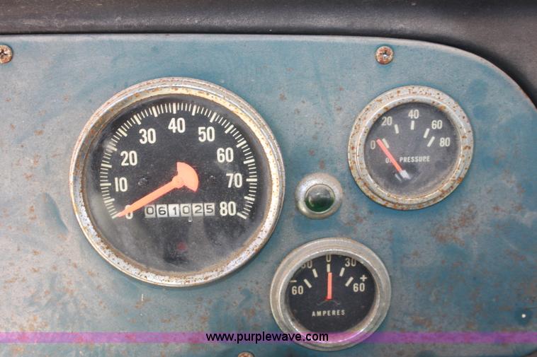 image for item D5112 1973 International 1600 oil distributor truck