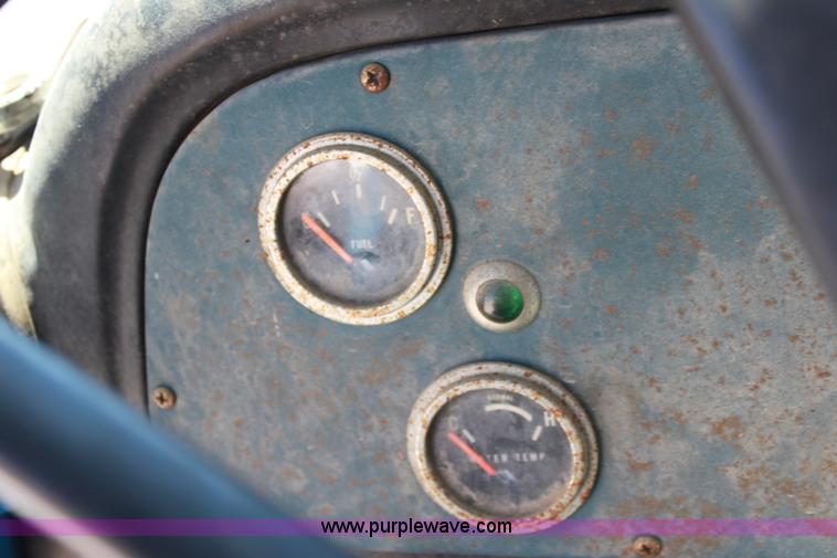 image for item D5112 1973 International 1600 oil distributor truck