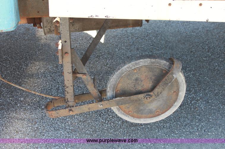 image for item D5112 1973 International 1600 oil distributor truck