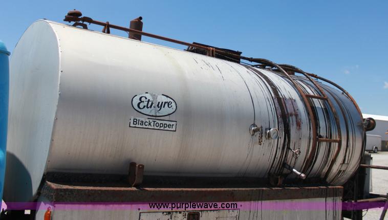 image for item D5112 1973 International 1600 oil distributor truck