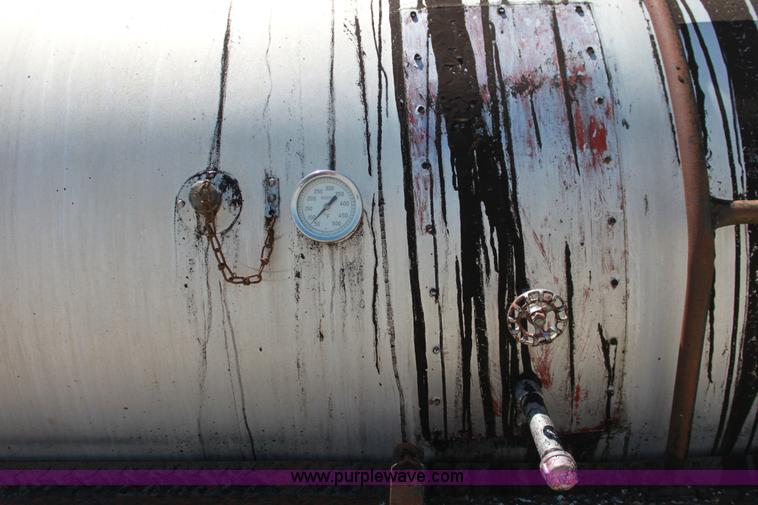 image for item D5112 1973 International 1600 oil distributor truck