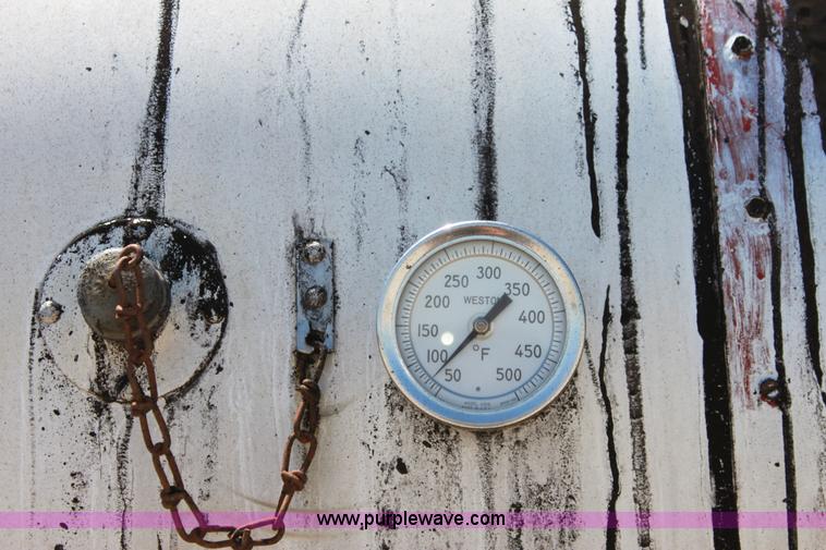 image for item D5112 1973 International 1600 oil distributor truck