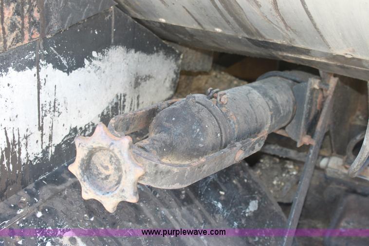 image for item D5112 1973 International 1600 oil distributor truck