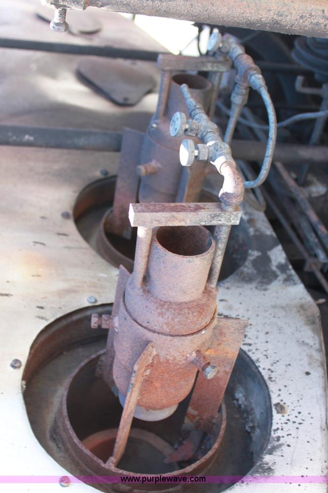 image for item D5112 1973 International 1600 oil distributor truck