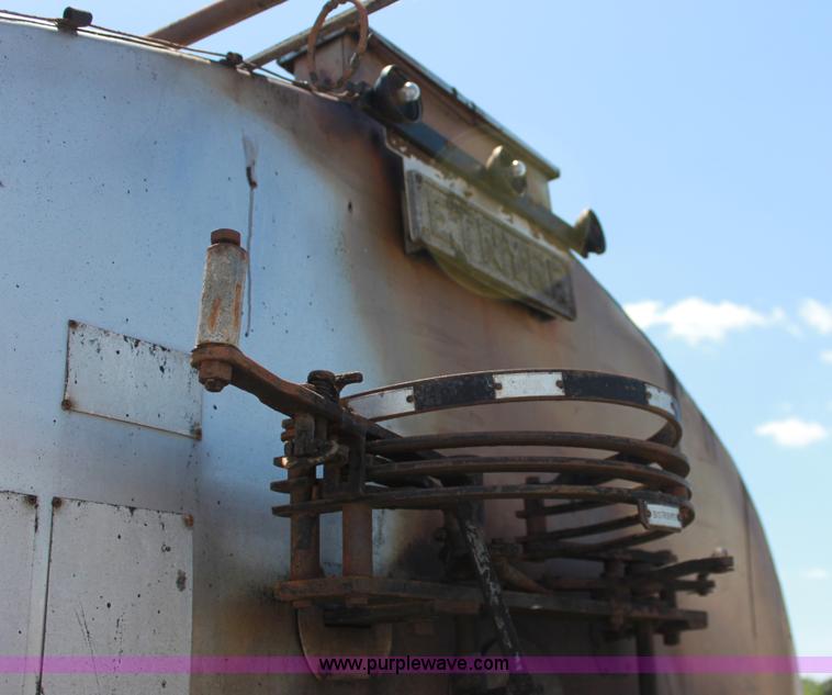 image for item D5112 1973 International 1600 oil distributor truck